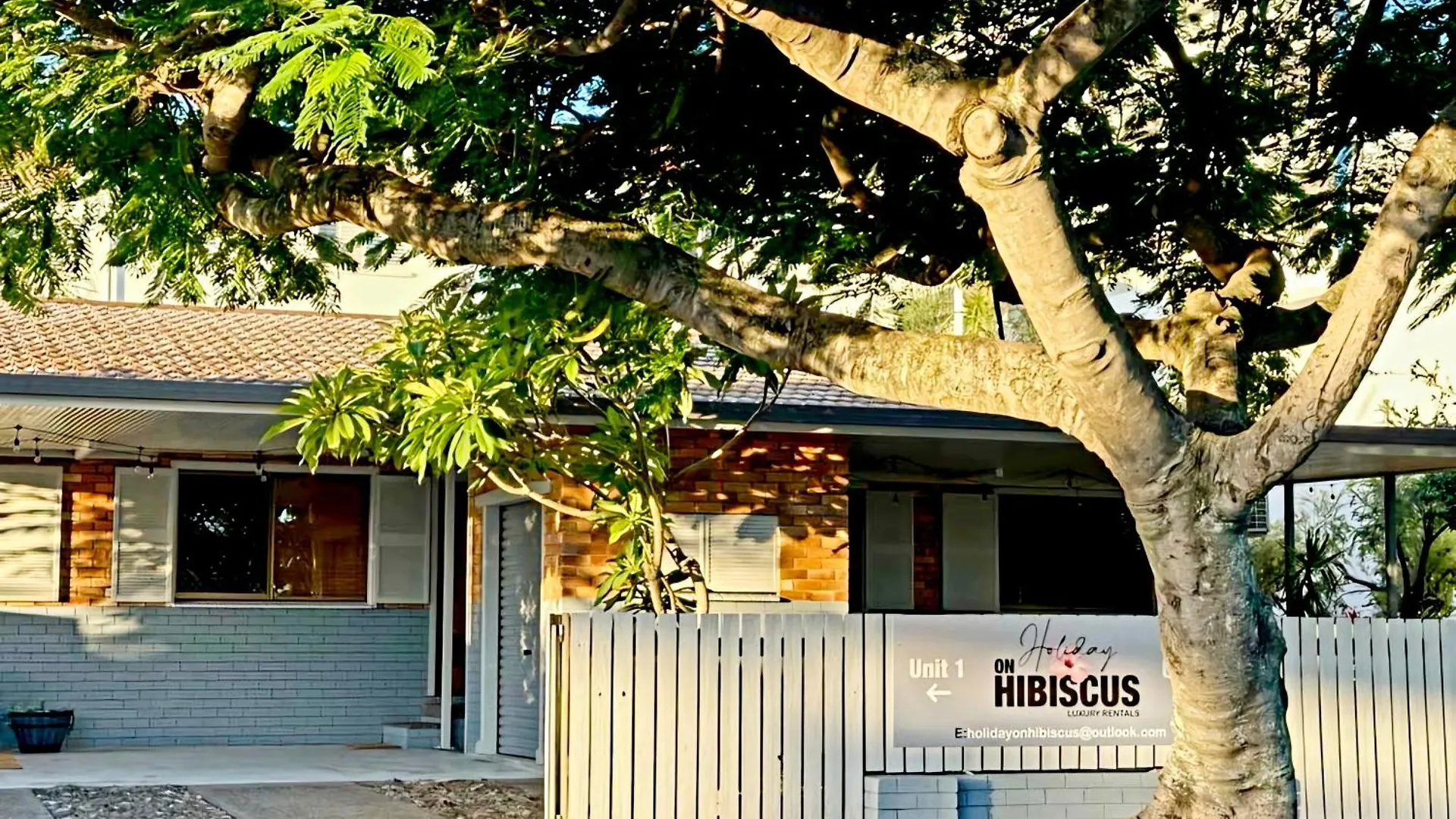 Holiday On Hibiscus Urangan Australien